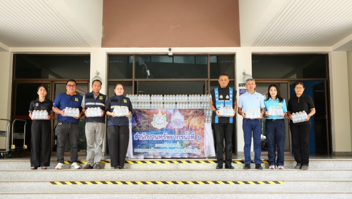 สทน.6 มอบน้ำดื่มสนับสนุนศูนย์ปฏิบัติการอำนวยความสะดวกดูแลช่วยเหลือและให้บริการประชาชน ช่วงเทศกาลสงกรานต์ พ.ศ. 2569