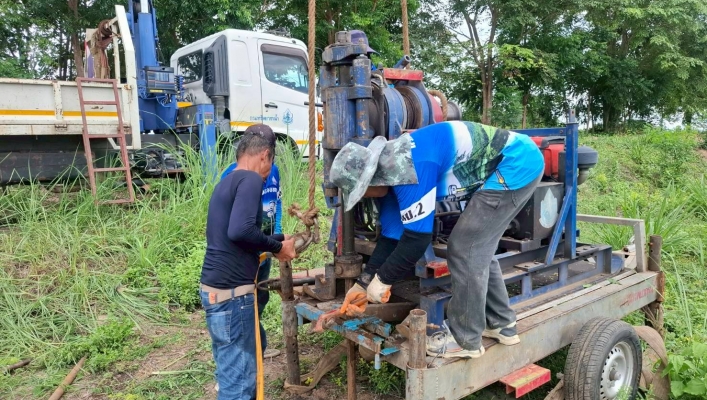 สทน.2 เจาะสำรวจชั้นดินโครงการอนุรักษ์ฟื้นฟูอ่างเก็บน้ำหนองโป่งนวลเชื่อมต่อคลองโป่งนวล พร้อมระบบกระจายน้ำด้วยพลังงานแสงอาทิตย์ หมู่ที่ 3 บ้านโป่งนวล,หมู่ที่ 7 บ้านหนองเจ็กกวย ตำบลน้ำรอบ อำเภอลานสัก จังหวัดอุทัยธานี