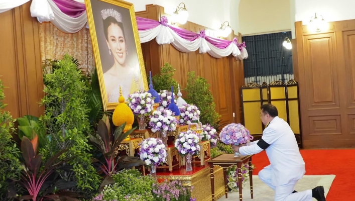 กระทรวงทรัพยากรธรรมชาติและสิ่งแวดล้อม ทูลเกล้าทูลกระหม่อมถวายแจกันดอกไม้และลงนามถวายพระพรชัยมงคล เนื่องในโอกาสวันเฉลิมพระชนมพรรษา สมเด็จพระนางเจ้าฯ พระบรมราชินี
