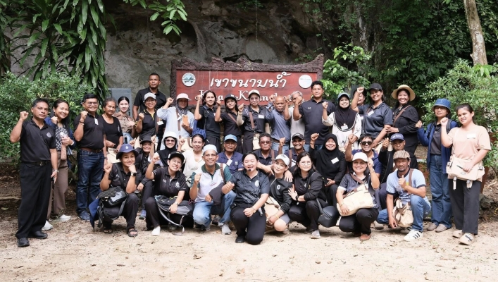 สทน.8 สอน.1 สงขลา นำกลุ่มเครือข่ายล่องเรือศึกษาระบบนิเวศพื้นที่ชุ่มน้ำปากแม่น้ำกระบี่ ต่อยอดป่าชายเลนสมบูรณ์สู่การท่องเที่ยวชุมชนอย่างยั่งยืน