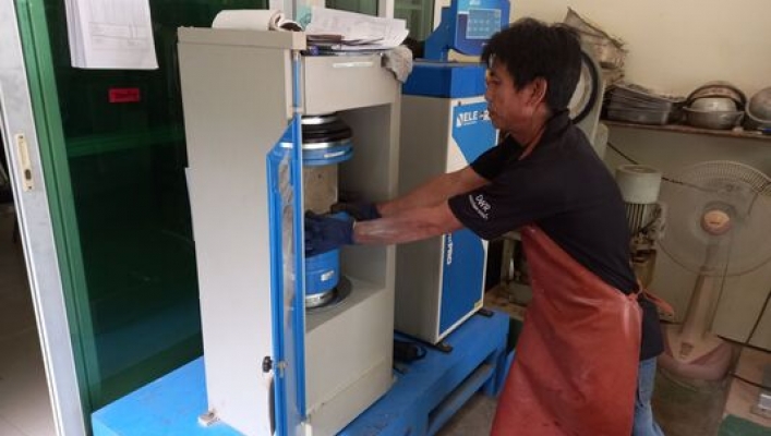 สทน.3 ทดสอบหากำลังอัดคอนกรีต โครงการอนุรักษ์ฟื้นฟูแหล่งน้ำหนองแสง พร้อมระบบกระจายน้ำช่วง 2
