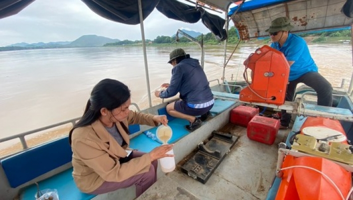 สทน.3 ลงพื้นที่ปฏิบัติงานสำรวจปริมาณน้ำและการเก็บตัวอย่างตะกอนแขวนลอยแม่น้ำโขง ร่วมระหว่างประเทศไทยและสาธารณรัฐประชาธิปไตยประชาชนลาว