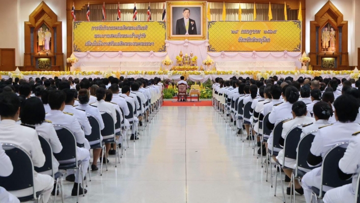 สทน.๙ เข้าร่วมพิธีเจริญพระพุทธมนต์และทำบุญตักบาตรและถวายเครื่องราชสักการะและวางพานพุ่ม พร้อมพิธีจุดเทียนถวายพระพรชัยมงคล เนื่องในโอกาสวันเฉลิมพระชนมพรรษา พระบาทสมเด็จพระเจ้าอยู่หัว ณ หอประชุมศรีวชิรโชติ มหาวิทยาลัยราชภัฏพิบูลสงคราม (ส่วนทะเลแก้ว)