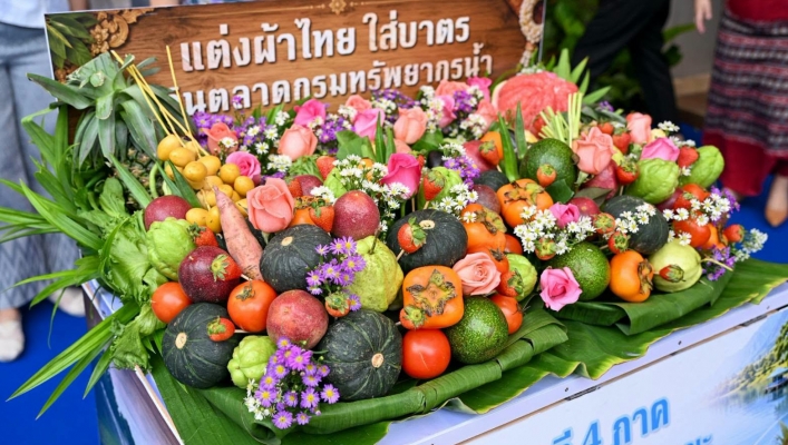 กรมทรัพยากรน้ำ ชูแนวคิด “ของดี 4 ภาค จากแหล่งน้ำสาธารณะ สู่ความมั่นคงของชุมชน” นำผลผลิตจากพื้นที่โครงการพัฒนาแหล่งน้ำทั่วประเทศ มาจัดจำหน่ายในกิจกรรม “แต่งผ้าไทย ใส่บาตร เดินตลาดกรมทรัพยากรน้ำ” #กรมทรัพยากรน้ำ  #น้ำคือชีวิต