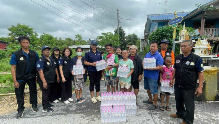 สทน.7 ลงพื้นที่แจกน้ำดื่มช่วยเหลือผู้ประสบปัญหาอุทกภัย