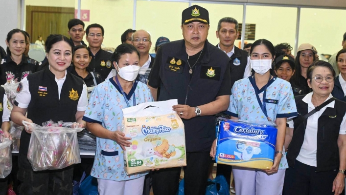 กรมทรัพยากรน้ำ ร่วมภารกิจ ทส. ช่วยผู้ประสบภัยน้ำท่วมร่มเกล้า–ลาดกระบัง มอบน้ำดื่มและสิ่งของจำเป็น บรรเทาความเดือดร้อนประชาชน