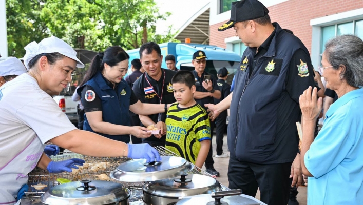 กรมทรัพยากรน้ำ ร่วมภารกิจ “ทส.หนึ่งเดียว” เร่งช่วยน้ำท่วมลาดกระบัง สนับสนุนน้ำดื่มวันละ 10,000 ขวด พร้อมลำเลียงอาหารและสิ่งของจำเป็นช่วยประชาชน