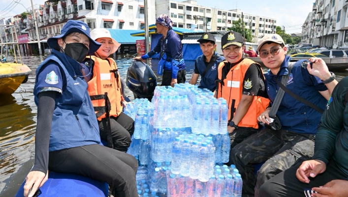 กรมทรัพยากรน้ำ เดินหน้าภารกิจ “ทส.หนึ่งเดียว” ส่งมอบน้ำดื่ม 10,000 ขวด พร้อมลำเลียงอาหารและนมให้เด็ก ช่วยผู้ประสบภัยน้ำท่วมเคหะร่มเกล้า