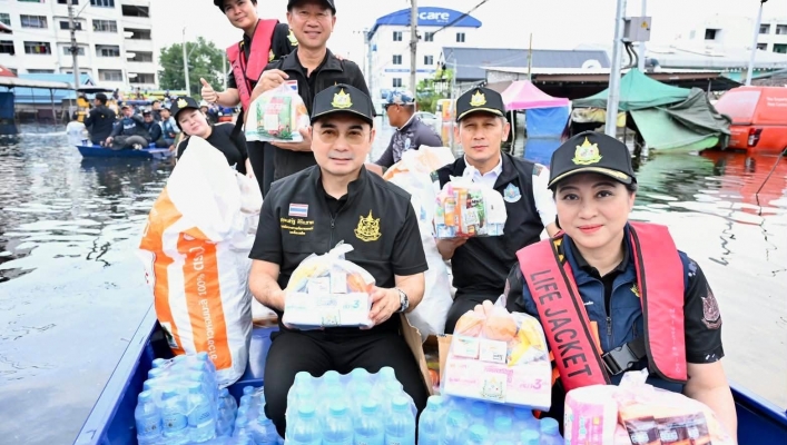 ปลัด ทส. นำทีมผู้บริหารลุยช่วยน้ำท่วมลาดกระบัง กรมทรัพยากรน้ำส่งน้ำดื่มวันละ 10,000 ขวด พร้อมเวชภัณฑ์ช่วยประชาชน